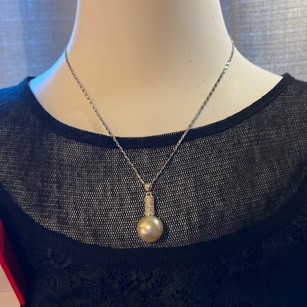 WHITE SATIN SOUTH SEA PEARLS. NEW